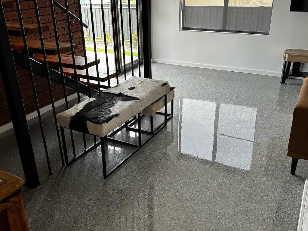 Stone-look flake epoxy floor in Signature Series Silver Stone